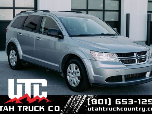 Used 2019 Dodge Journey SE image 1