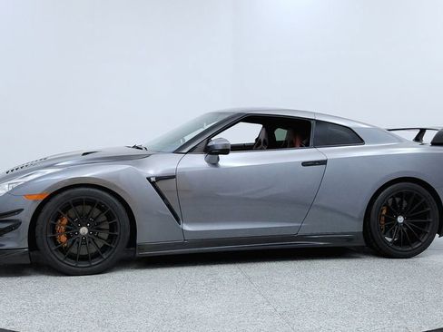 Used 2015 Nissan GT-R Premium image 2
