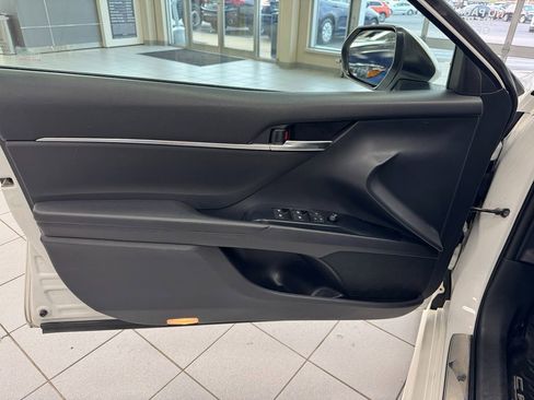 Used 2018 Toyota Camry SE w/ Moonroof Package FWD image 13