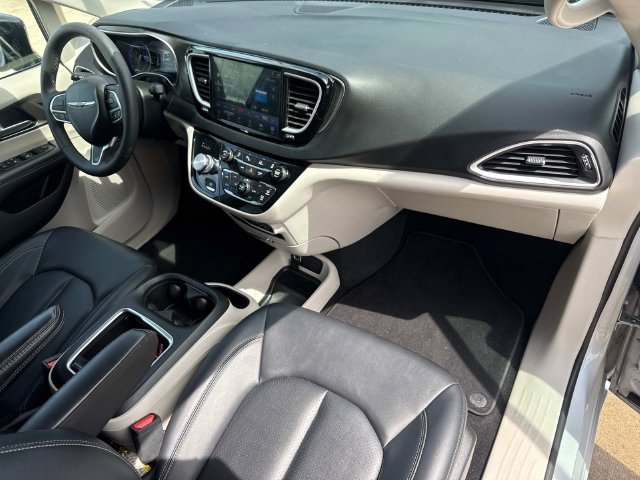 Used 2024 Chrysler Pacifica Touring-L FWD image 17