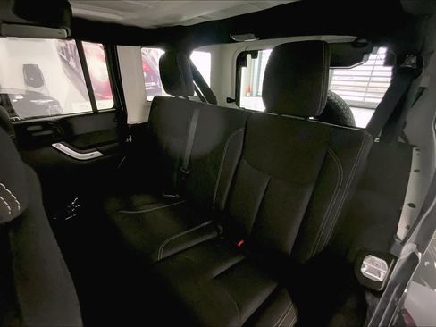 Used 2018 Jeep Wrangler Unlimited Sahara image 24