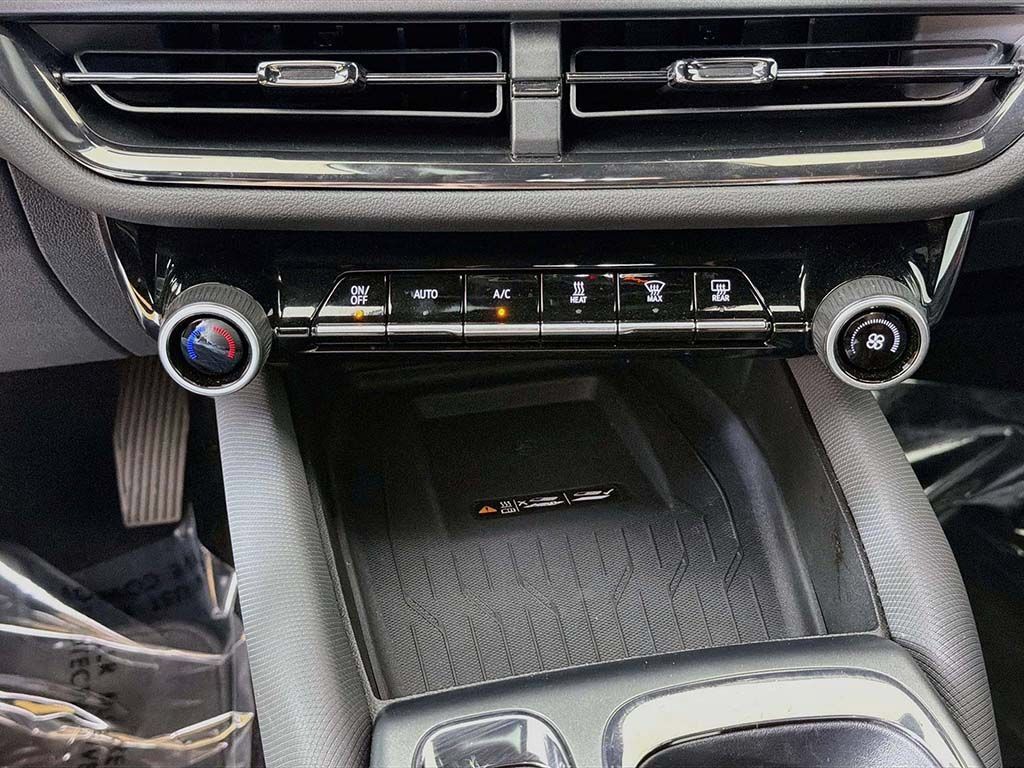 Used 2025 Chevrolet Equinox EV RS FWD image 40
