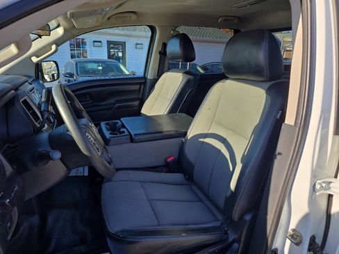 Used 2017 Nissan Titan S image 11