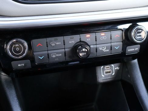 Used 2025 Jeep Compass Limited image 30