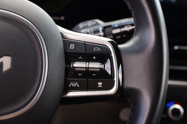 Used 2025 Kia Carnival FWD image 13