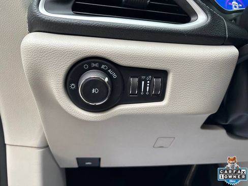 Used 2023 Chrysler Pacifica Touring-L FWD image 53