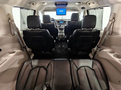 Used 2018 Chrysler Pacifica Touring-L w/ Tire & Wheel Group image 34