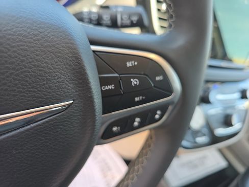 Used 2024 Chrysler Pacifica Limited FWD image 21