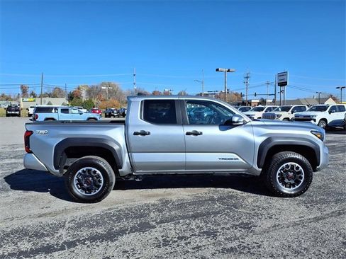 Used 2024 Toyota Tacoma TRD Sport image 8