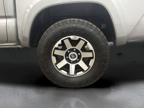Used 2017 Toyota Tacoma Limited w/ Tow Package AWD/4WD image 29