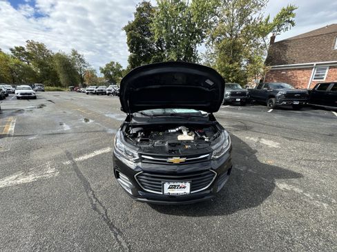 Used 2022 Chevrolet Trax LS w/ Tint and Cruise Package image 31