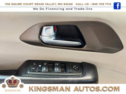 Used 2017 Chrysler Pacifica Touring-L w/ Tire & Wheel Group FWD image 10