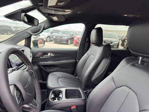 New 2026 Chrysler Pacifica Select FWD image 25