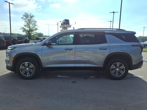 Used 2026 Chevrolet Traverse LT FWD image 6