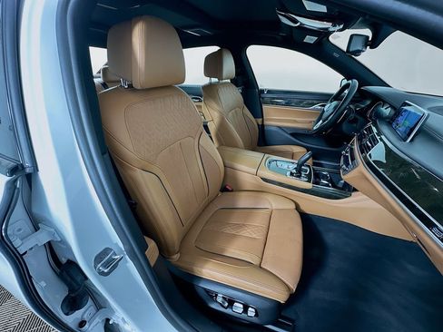 Used 2019 BMW 750i w/ Executive Package RWD image 29