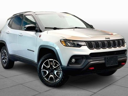 Used 2024 Jeep Compass Trailhawk image 2
