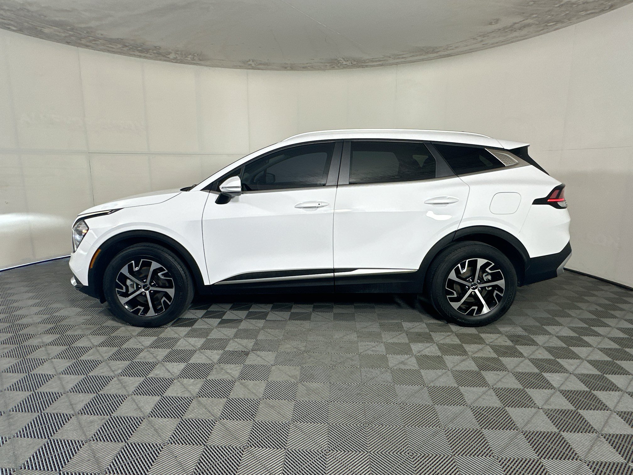 Used 2023 Kia Sportage EX AWD/4WD image 6