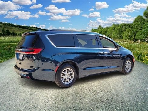 Certified 2022 Chrysler Pacifica Touring-L image 4