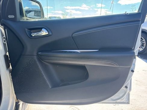 Used 2017 Dodge Journey Crossroad w/ Flexible Seating Group image 16