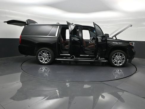 Used 2020 Chevrolet Suburban Premier w/ Premier Plus Edition RWD image 33
