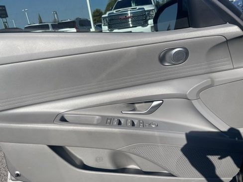 Used 2022 Hyundai Elantra SEL image 19