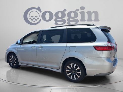 Used 2019 Toyota Sienna XLE w/ XLE Navigation Package AWD/4WD image 3