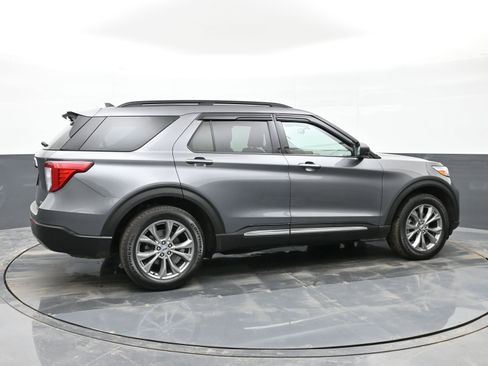 Used 2021 Ford Explorer XLT w/ Equipment Group 202A image 8