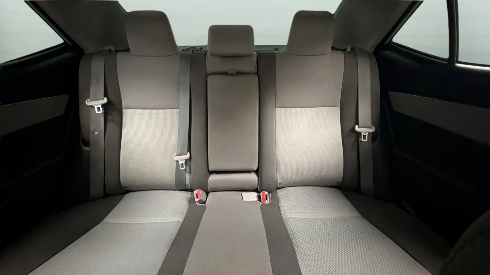 Used 2018 Toyota Corolla LE w/ Carpet Mat Package (TMS) FWD image 17