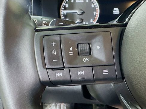 Used 2024 Nissan Pathfinder SL FWD image 23