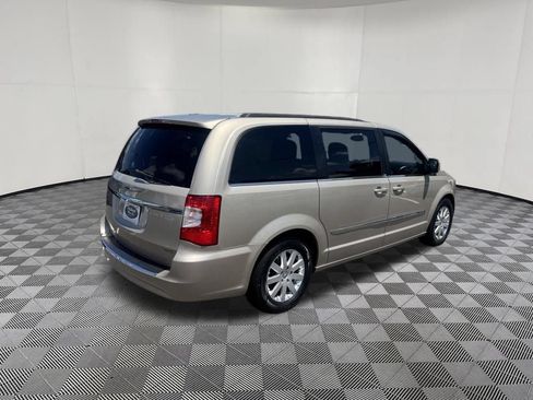 Used 2014 Chrysler Town & Country Touring FWD image 5