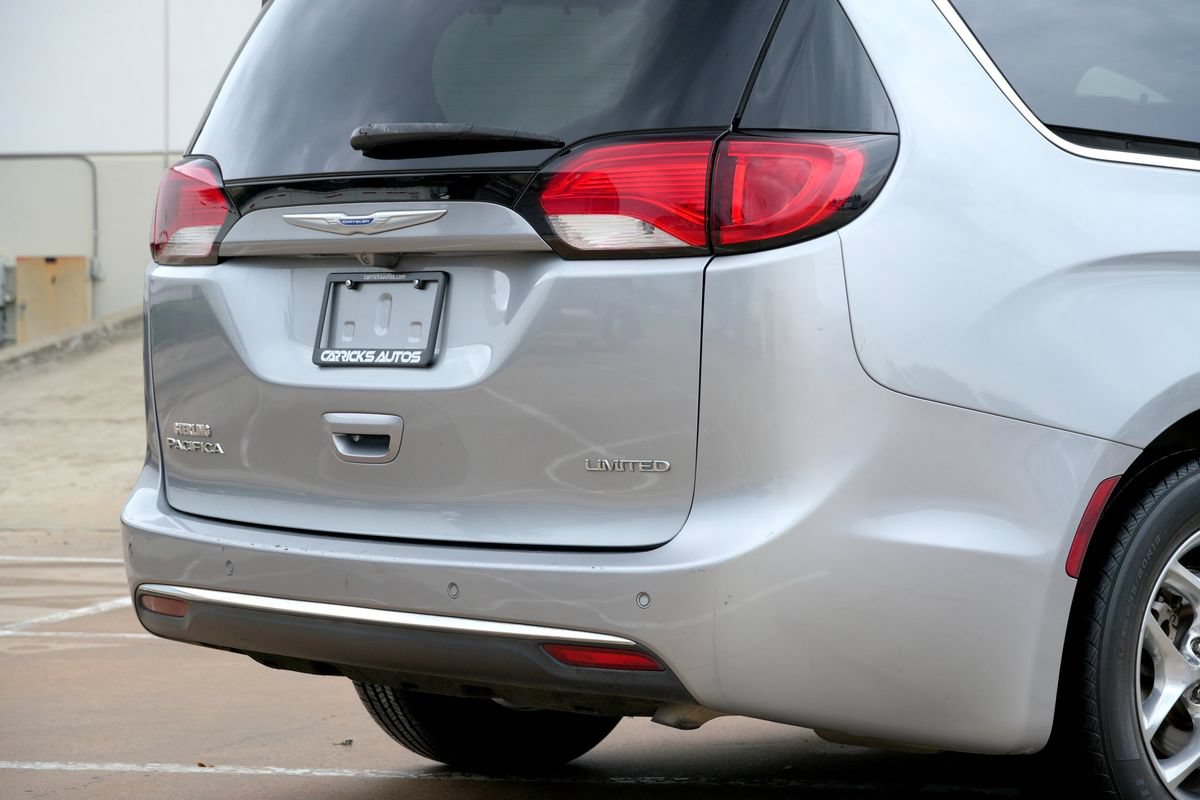 Used 2018 Chrysler Pacifica Limited FWD image 34