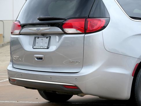 Used 2018 Chrysler Pacifica Limited FWD image 34
