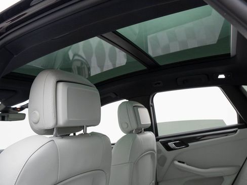 Used 2023 Porsche Macan image 19