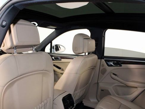 Certified 2022 Porsche Macan S image 22