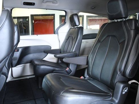 Used 2024 Chrysler Pacifica Touring-L FWD image 21