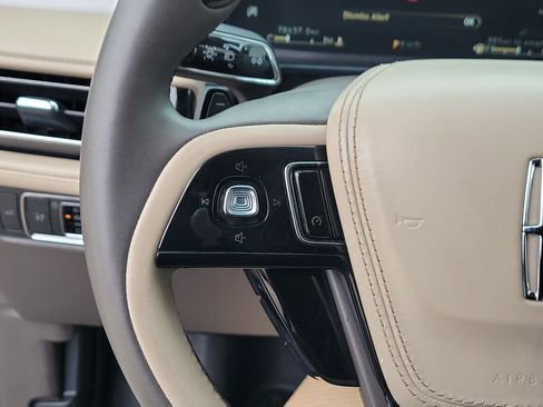 Used 2023 Lincoln Aviator Standard w/ Premium Package image 23