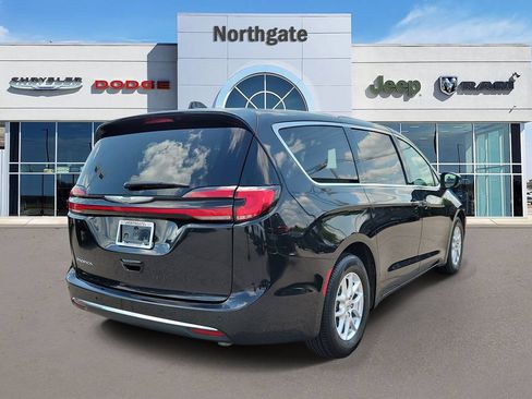 Used 2023 Chrysler Pacifica Touring-L FWD image 4