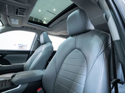 Certified 2022 Toyota Highlander XLE image 6