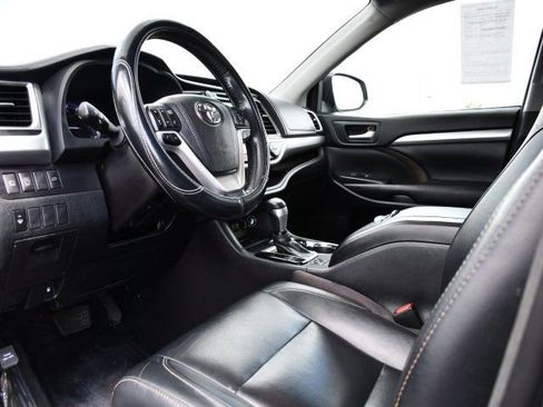 Used 2018 Toyota Highlander XLE AWD/4WD image 17