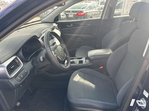Used 2019 Kia Sorento LX image 9