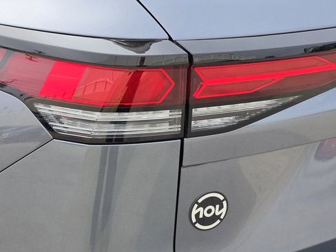 New 2026 Volkswagen Tiguan SE R-Line image 9