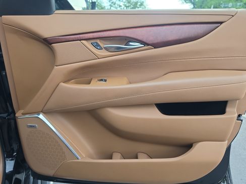 Used 2017 Cadillac Escalade Platinum AWD/4WD image 29