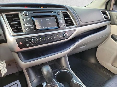 Used 2019 Toyota Highlander LE FWD image 21
