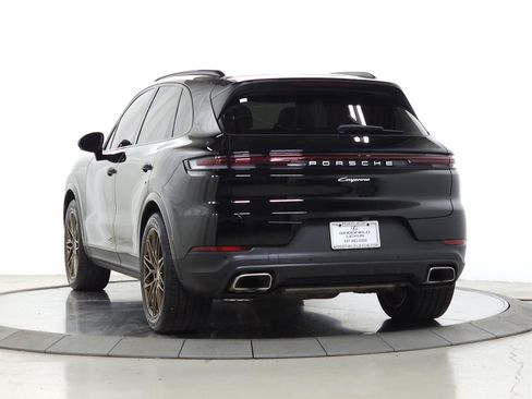 Used 2024 Porsche Cayenne AWD/4WD image 5