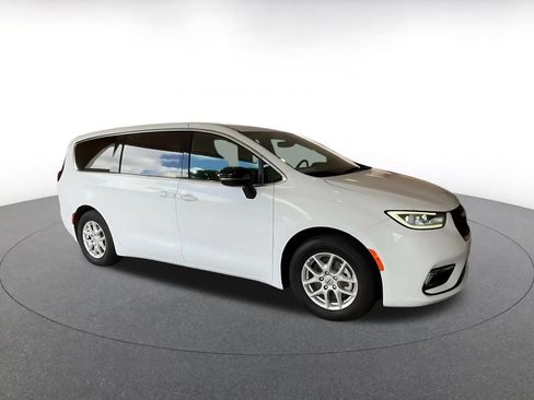 Used 2025 Chrysler Pacifica Select FWD image 2