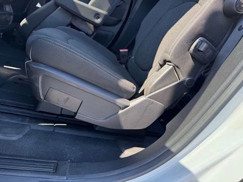 Used 2016 GMC Acadia SLE image 12