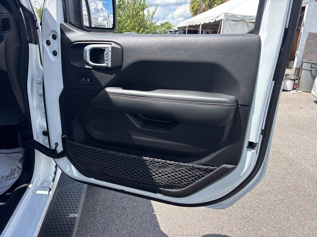 Used 2022 Jeep Wrangler Unlimited Sahara w/ Safety Group AWD/4WD image 19