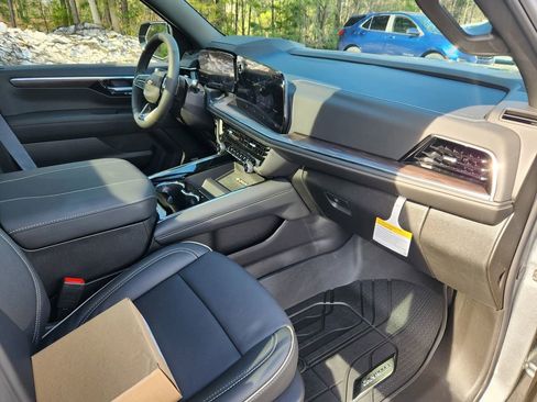 New 2026 Chevrolet Suburban Premier image 9