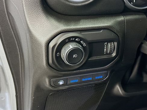 Used 2023 Jeep Wrangler Sahara image 17
