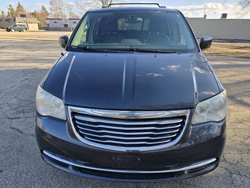 Used 2014 Chrysler Town & Country Touring FWD image 2